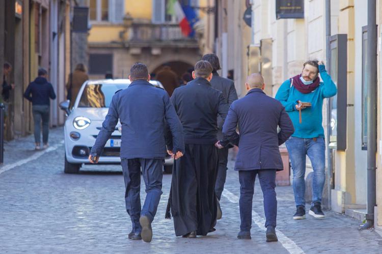 Don Antonio Coluccia accompagnato dalla scorta per le strade di Roma  - (Fotogramma /Ipa)