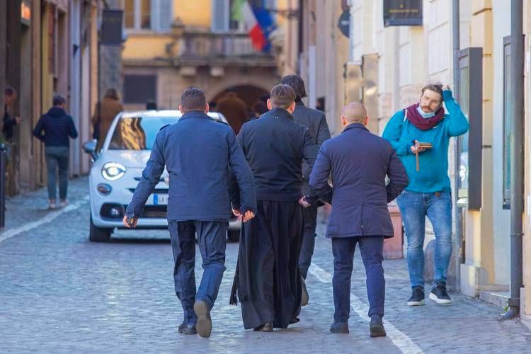 Don Antonio Coluccia accompagnato dalla scorta per le strade di Roma  - (Fotogramma /Ipa)