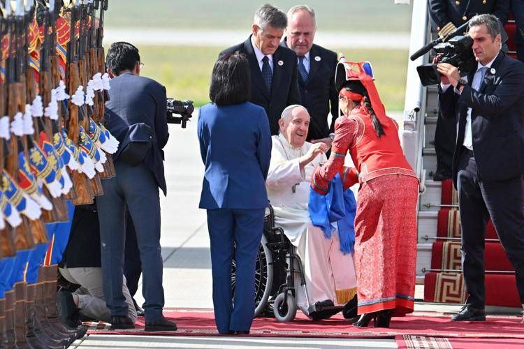 Il Papa atterrato in Mongolia - Afp