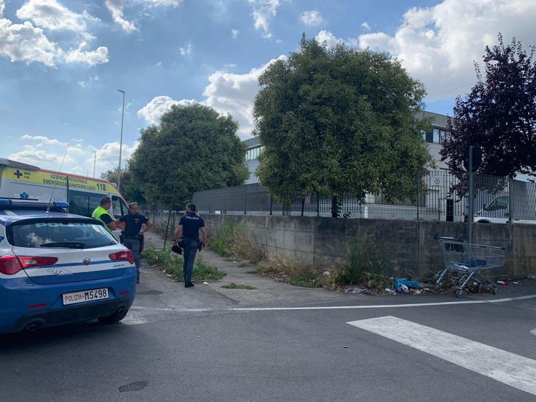 Roma, cadavere in carrello della spesa: uomo ucciso a colpi d’arma da fuoco