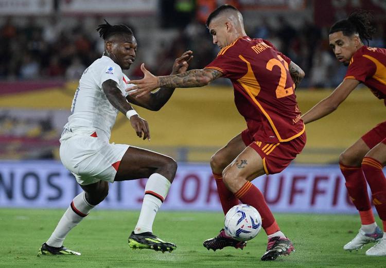 Roma-Milan 1-2, gol di Giroud e Leao: rossoneri volano. Mourinho in crisi