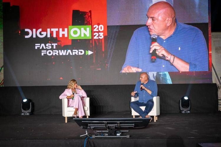 Il ministro della Difesa, Guido Crosetto, intervistato da Myrta Merlino sul palco di Digithon a Bisceglie