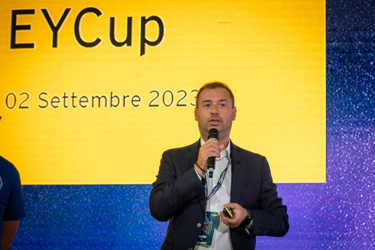 Giuseppe Perrone, EY partner emeia blockchain leader – innovation consulting Italy leader, presentando la EYCup a Digithon, 