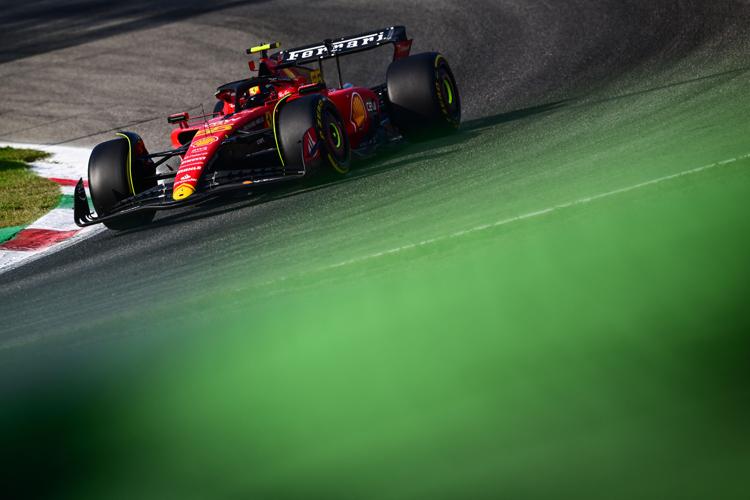 La Ferrari su circuito di Monza - (Afp)