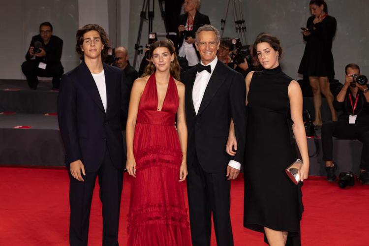 Alessandro Benetton con i figli Tobia, Agnese e Luce al Lido di Venezia