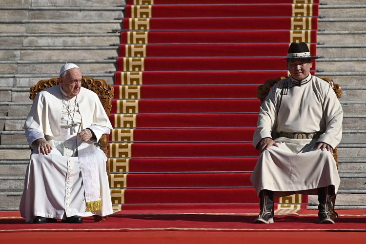 Papa Francesco con il presidente della Mongolia Ukhnaagiin Khurelsukh - (Afp)