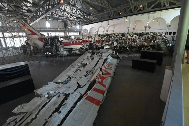 I resti del Dc9 Itavia nel museo dedicato alla strage di Ustica - Fotogramma