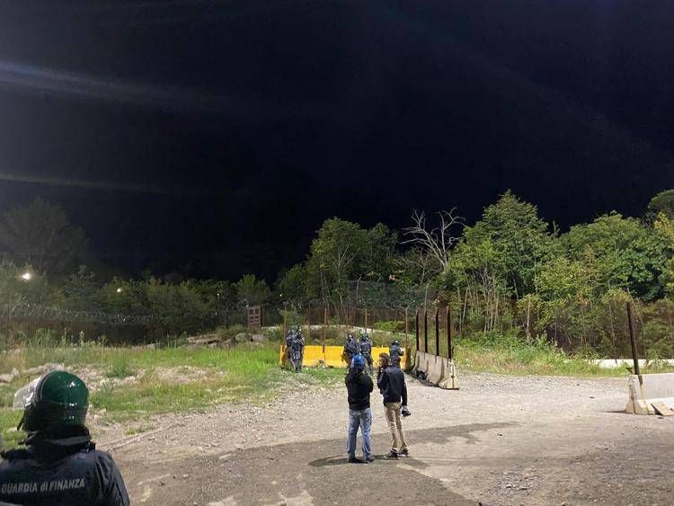 Tensioni nella notte a Chiomonte, NoTav attaccano il cantiere