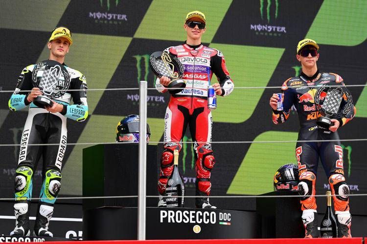 Alonso primo sul podio dopo il MotoGp di Barcellona nella classe Moto3 - Afp
