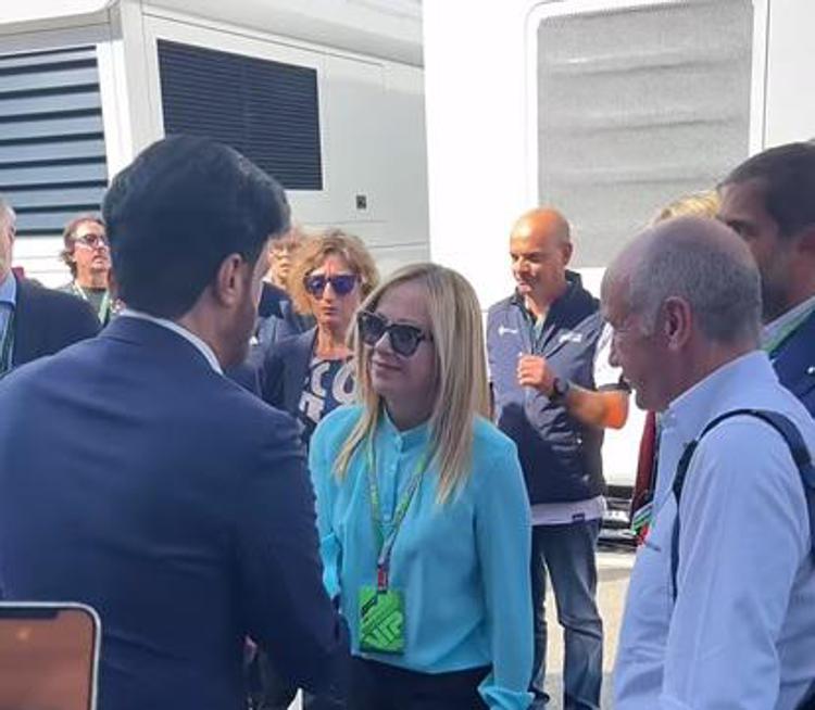 Giorgia Meloni stringe la mano al presidente Fia - Sky Sport F1