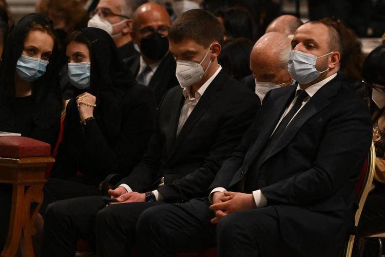 Rustem Umerov (a destra) alla messa del Papa la vigilia di Pasqua in San Pietro il 16 aprile 2022 (Afp)