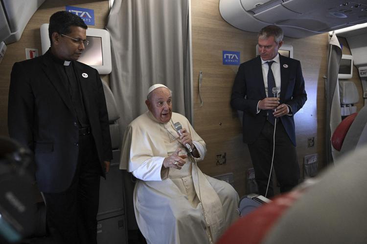 Papa Francesco incontra la stampa durante il viaggio di ritorno dalla Mongolia - Afp
