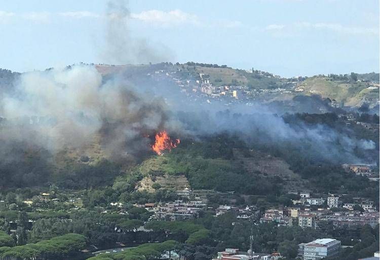 Incendio a Fuorigrotta, brucia collina di Monte Sant'Angelo: persone in fuga