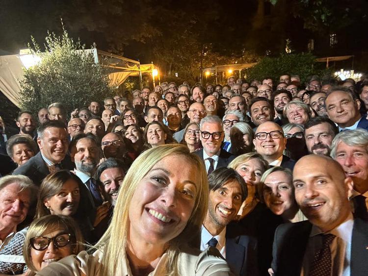 Il selfie di Giorgia Meloni alla cena di ieri sera con eletti e ministri di Fratelli d'Italia pubblicato sui soci