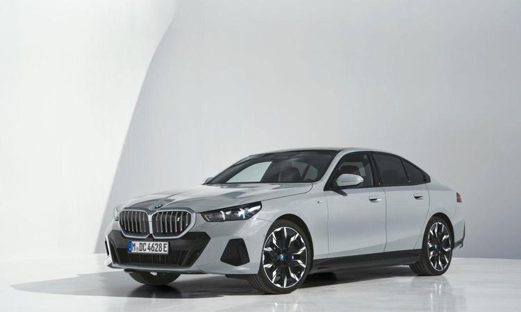 BMW 530e: la berlina ibrida plug-in debutta a Monaco