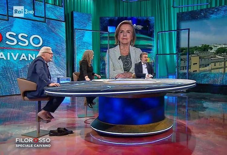 Sgarbi scalzo nello studio di Filorosso, su Rai3