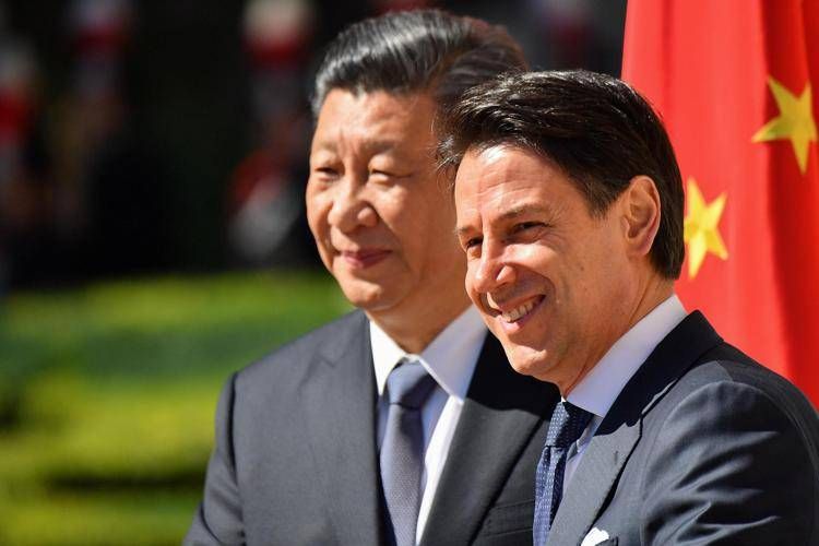 Italy’s then- prime minister Giuseppe Conte (R) greets China's president Xi Jinping upon his arrival for their meeting at Villa Madama in Rome on March 23, 2019 as part of a two-day visit to Italy. Photo: AFP