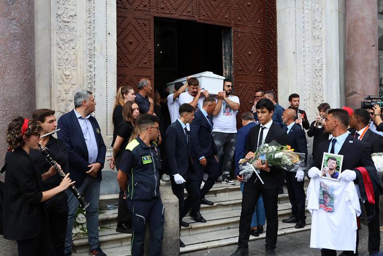 I funerali di Giovanbattista Cutolo, musicista ucciso a Napoli - (Fotogramma)