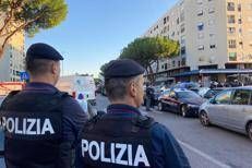 https://www.adnkronos.com/resources/0285-18eb6f050596-c671f3e141dc-1000/format/medium/carabinieri_blitz_roma_2_.jpeg