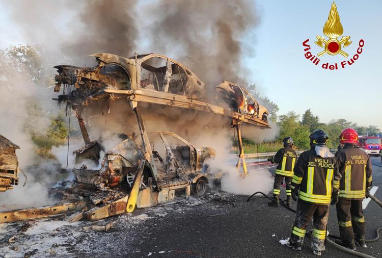 Autocarro in fiamme su autostrada Torino-Savona, circolazione interrotta