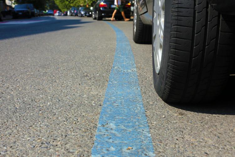 Parcheggi nelle strisce blu - (Fotogramma)