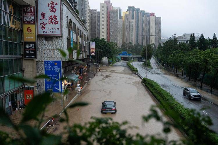 Piogge record e inondazioni a Hong Kong - Afp