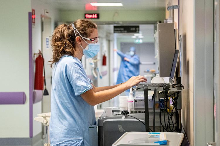 Medici all'opera nell'ospedale Niguarda di Milano