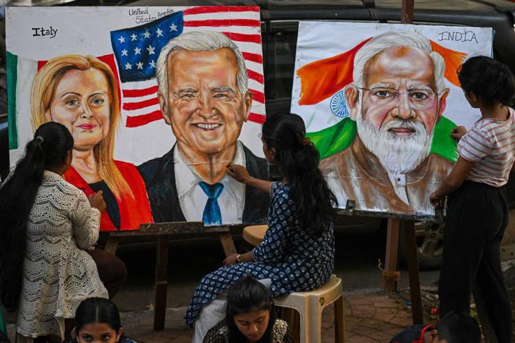Studenti indiani dipingono i leader del G20 - Afp