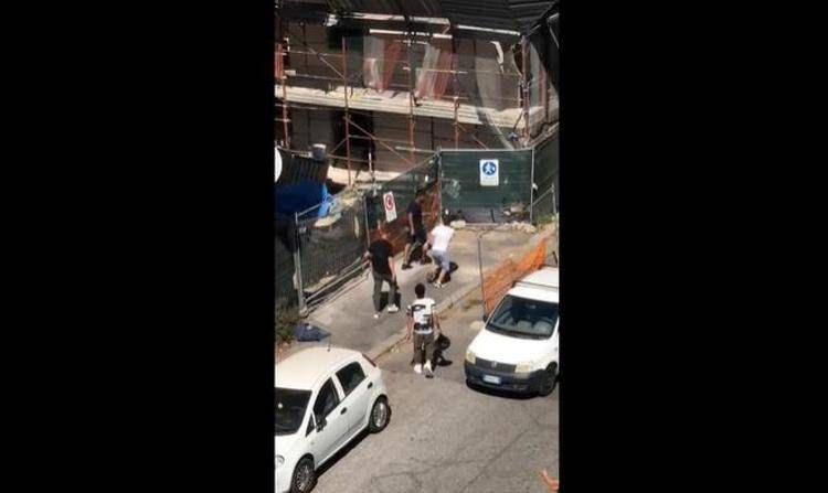 Uno dei momenti del linciaggio dopo il tentato scippo ad un'anziana nel quartiere Quarticciolo a Roma