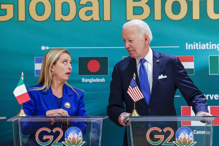Giorgia Meloni e Joe Biden nella conferenza stampa dopo l'accordo siglato al G20 - Afp