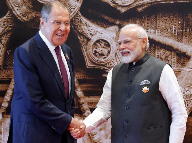 La stretta di mano tra il ministro degli Esteri russo Sergei Lavrov e il primo ministro indiano Narendra Modi (Afp)