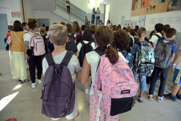 Ragazzi che entrano a scuola - (Fotogramma)