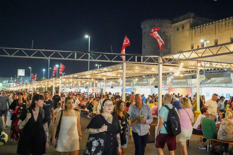 Food: Bufala Fest vince 'scommessa' di Piazza Municipio a Napoli, migliaia di visitatori al giorno