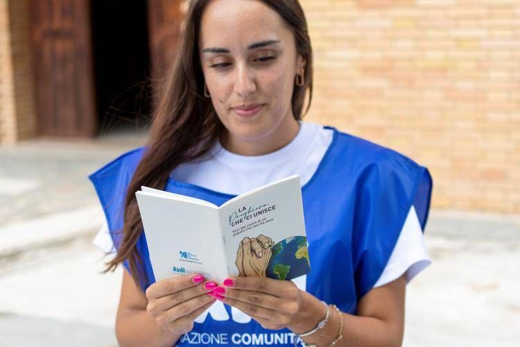 Arriva il libro con 'la voce degli ultimi', sarà distribuito in piazza durante l'iniziativa 'Un Pasto al Giorno'