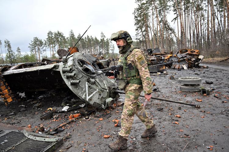 Un tank distrutto  nella guerra tra Russia e Ucraina