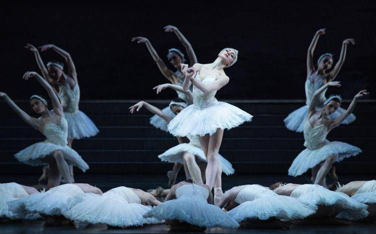 Nicoletta Manni nel ruolo principale del 'Lago dei cigni' in programma alla Scala di Milano nella versione di Nureyev