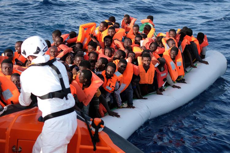 Migranti a bordo di un gommone - (Fotogramma)