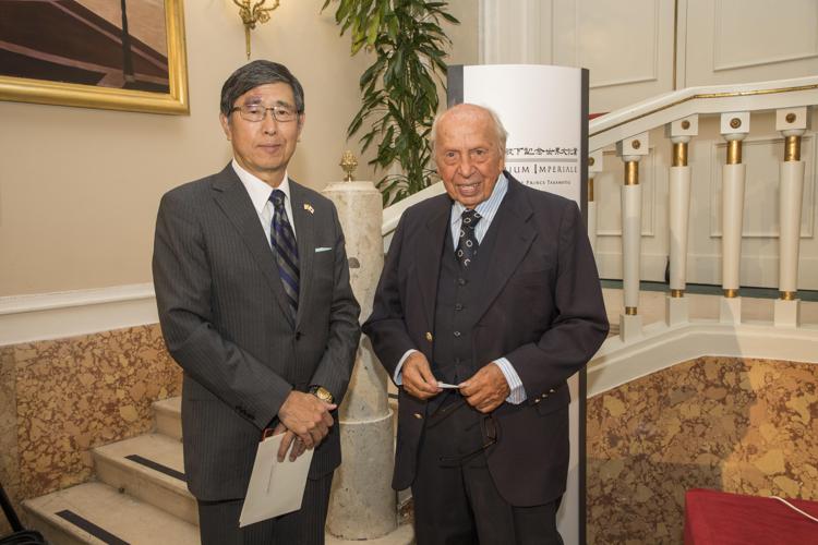 L'ex premier Lamberto Dini con l'ambasciatore Chiba Akira dell'ambasciata del Giappone presso la Santa Sede - (foto Japan Art Association - archivio Ghirotti)
