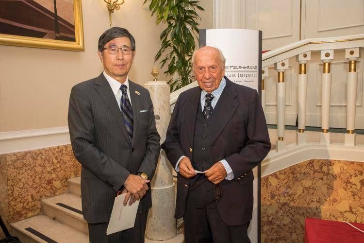 L'ex premier Lamberto Dini con l'ambasciatore Chiba Akira dell'ambasciata del Giappone presso la Santa Sede - (foto Japan Art Association - archivio Ghirotti)