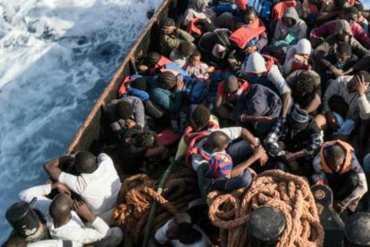 Migranti su un barcone - (Afp)