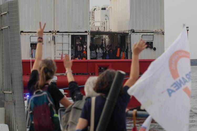 Migranti sbarcano a Lampedusa - Fotogramma