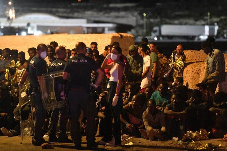 Govt vows to help on Lampedusa, stem migrant arrivals