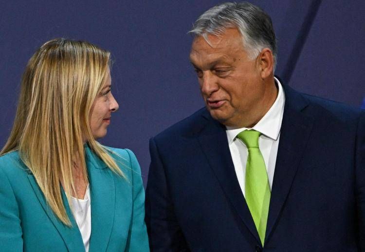 Migranti, incontro tra Giorgia Meloni e Viktor Orbàn: “Sfida comune Ue”