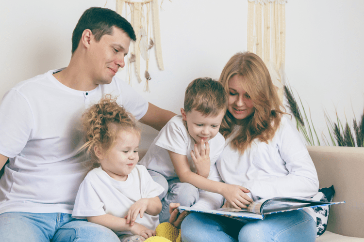 Famiglia con due figli - Canva