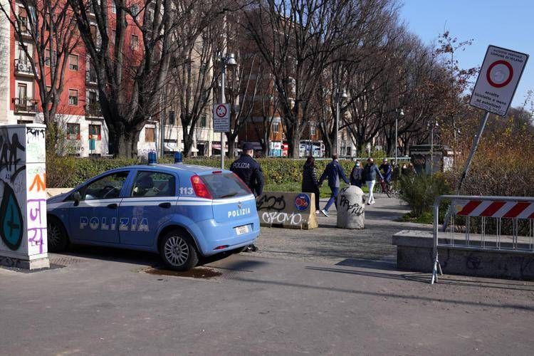 Polizia in Darsena a Milano - (Fotogramma)