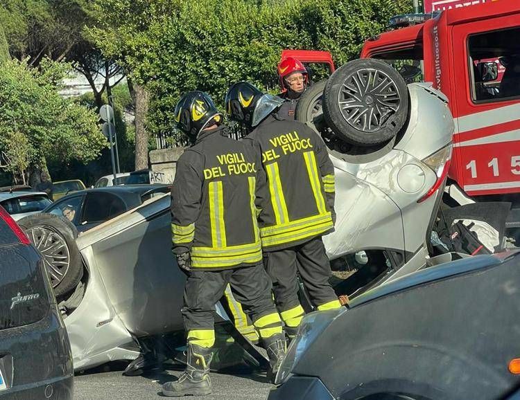 Auto ribaltata su via Cristoforo Colombo