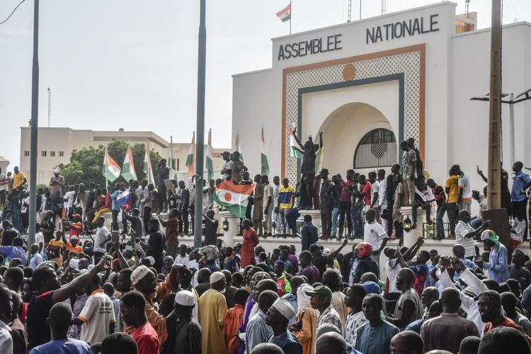 Golpe in Niger, Macron: “Ambasciatore Francia ostaggio dei militari”