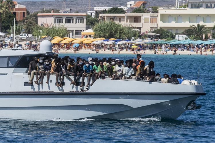 Migranti a Lampedusa - Afp