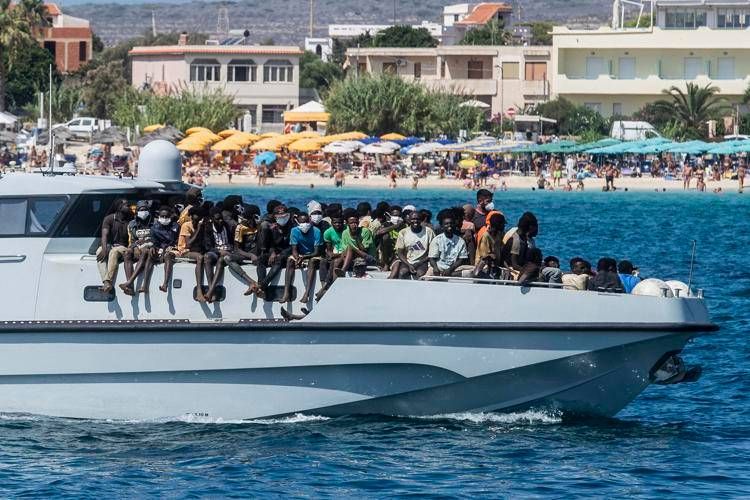 Migranti a Lampedusa - Afp