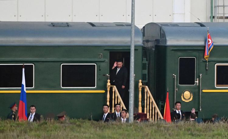 Kim Jong un, in viaggio per la Russia, saluta dal treno blindato - Afp